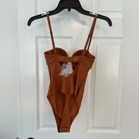 SKIMS Deep Plunge Shapewear Bodysuit | Bronze - Picture 7 of 16